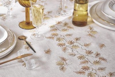 Nappe brodée : un détail raffiné qui transforme l’ambiance d’une table