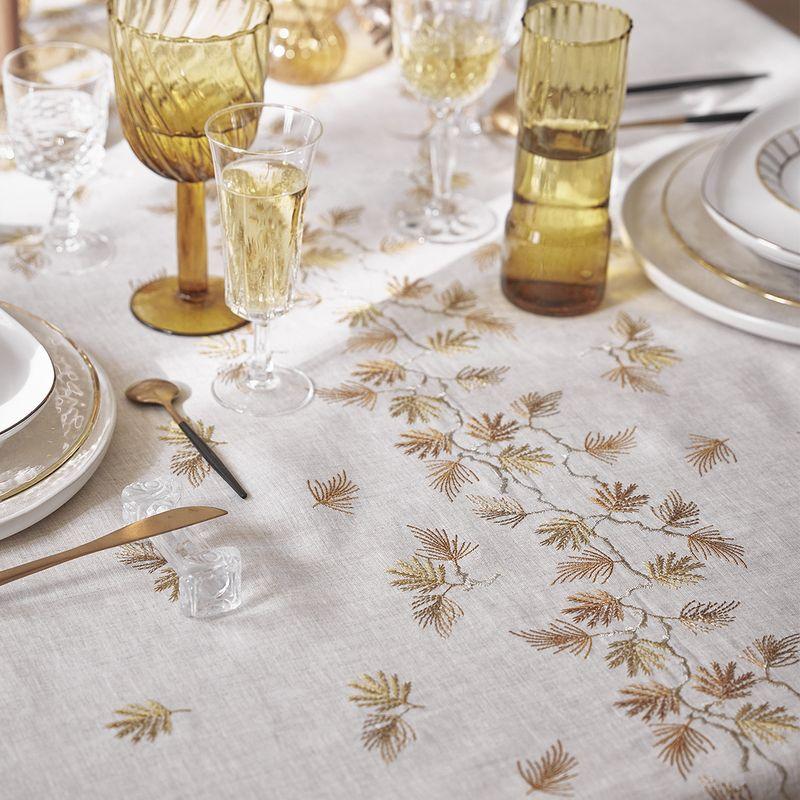 Nappe brodée : un détail raffiné qui transforme l’ambiance d’une table